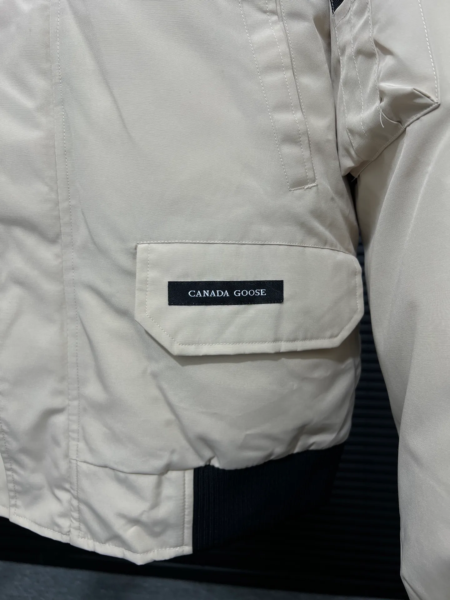 P720 🆕Top version! Comes with a tote bag! Chip version💰𝑪𝒂𝒏𝒂𝒅𝒂 𝑮𝒐𝒐𝒔𝒆/Canada Goose Chilliwack Goose 01 bomber jacket down! The top original replica version refers to the highest version in China currently (there is no one) ⚠️Note: There is no foundry in China! ! ! Saying it is original order, ZP goods, pure original goods, etc. is just a gimmick by some peers. Do not be deceived!  ⚠️Note: The latest version of this year’s authentic product has a strap (the latest version can be bought at the newly opened Galeries Lafayette Canada Goose counter in Beijing) ⚠️Note: (The authentic product does not have blue wash marks this year) Version comparison introduction 1⃣️Top replica: Made of 18-count polyester-cotton blended fabric imported from South Korea (authentic synchronized fabric), national standard 90 white duck down, western Canadian coyote hair 2⃣️Mid-range version: Made of domestically produced 21-count polyester-cotton fabric, 50% standard white duck down, Eastern Canada coyote hair, top original goose analysis Analysis 1 (wolf hair): All customers are guaranteed to receive a fur collar that is grayer than the original color. Each wolf hair is 55cm long and 14cm wide, all made from wild first-grade gray wolf skins in western Canada! Analysis 2 (Trademark): We use dyed embroidery thread to truly achieve 100% reproduction of the trademark, ensuring that the embroidery thread is exactly the same as ZP, with zero color difference and 100% reproduction of the map letters! (We can guarantee that no one in our industry is more attentive and professional than us!) Analysis 3 (fabric): As we all know, the Canada Goose ZP fabric in previous years was a 21-count polyester-cotton washed, calendered and brushed fabric that was relatively hard. Last year and this year, dozens of authentic products purchased were all made of 18-count pure cotton fabrics, and we finally decided to use 18-count polyester cotton! (ZP synchronized fabric) Analysis 4 (Accessories): Domestic exclusive version of Velcro, one to one Y-shaped double hook original Velcro, YKK zipper, exclusive original workmanship of washed threaded down jacket!  Authentic products are not 100% perfect and flawless. Authentic products also have velvet hair loss, and most of the authentic wolf fur is mainly eastern yellow wolf fur. (Because our wolf skins are all auctioned at the same auction house as authentic products) There is an auction list to prove it.  At the same time, I will teach you a trick: buy an authentic product from Tmall, buy a piece of clothing from a merchant you trust at the same time, and come back to compare the details. ⚠️ Remember you get what you pay for! Don't be greedy for small gains, or you will suffer big losses! Color: Black Navy Beige Graphite Gray Royal Blue Size: XS S M L 54 120 84 79 140-160 XL 56 124 86 81 160-180 XXL 58 128 88 83 180-200